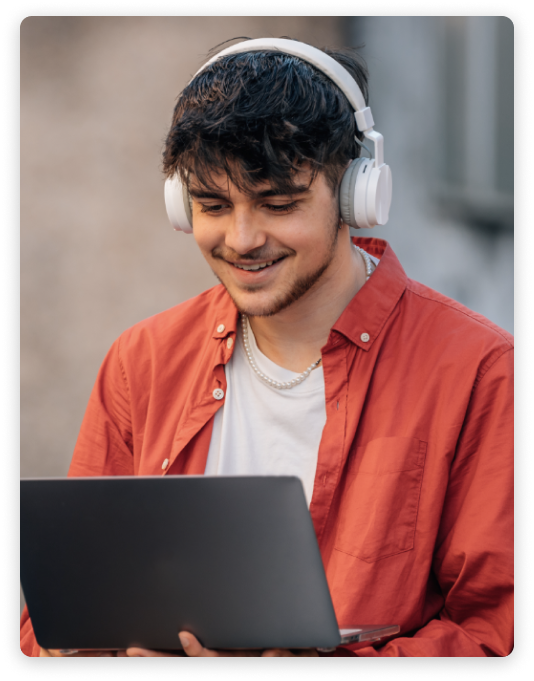 Estudiante con audífonos